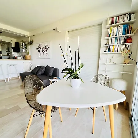 Comme A La Maison Apartment *